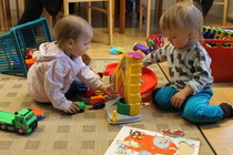 Maanantain Pappilan perhekahvilassa autojen liukumäki on suosittu lelu.