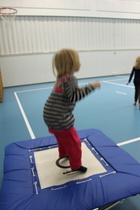 Kun lauantain liikuntakerhossa isommat heiluivat, pienemmät pomppivat.