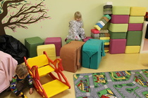 Torstain tölön perhakahvilassa pehmotyynyjen päällä kiipeily on isompien lempipuuhaa.