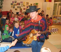 Karri Salo konsertoi Forssassa yhdistyksen 90-vuotisjuhlan kunniaksi syksyllä 2011.