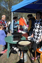 Ipanapäivän 2014 makkaran ja letunpaisto oli järjestetty vapaaehtoisvoimin.