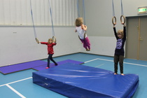 Kevätkaudella lauantain liikuntakerhossa sählyn ja jalkapallon lisäksi mm. heiluttiin vimmatusti.