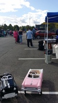 Citymarketin luona takakonttikirppis oli menestys ja polkuautot pikkulasten suosikki
